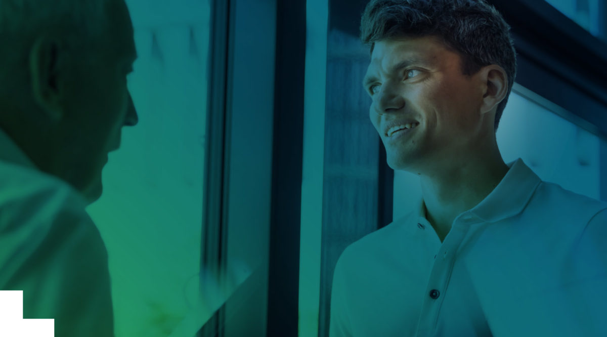 Leistungen für Ihre Busines Intelligence von effeqt Zwei Mitarbeiter von effeqt beraten sich