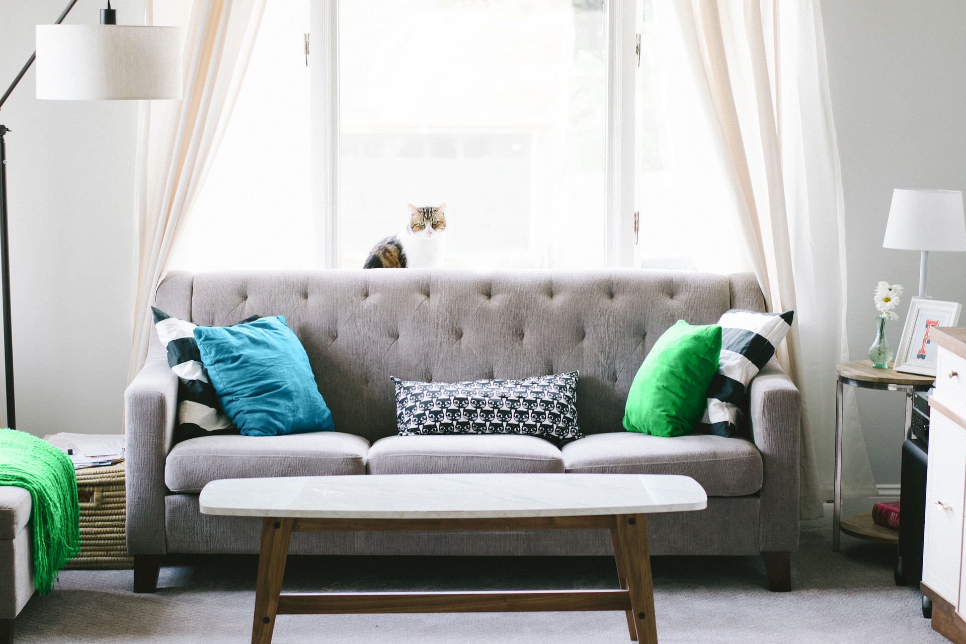 Beispielhaftes Sofa mit Wohnzimmertisch